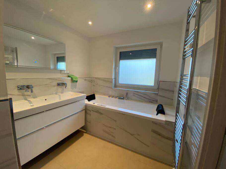 Luxury Apartment With Air Conditioning & Jaccuzzi Near Frankfurt Wiesbaden Hofheim Exterior foto