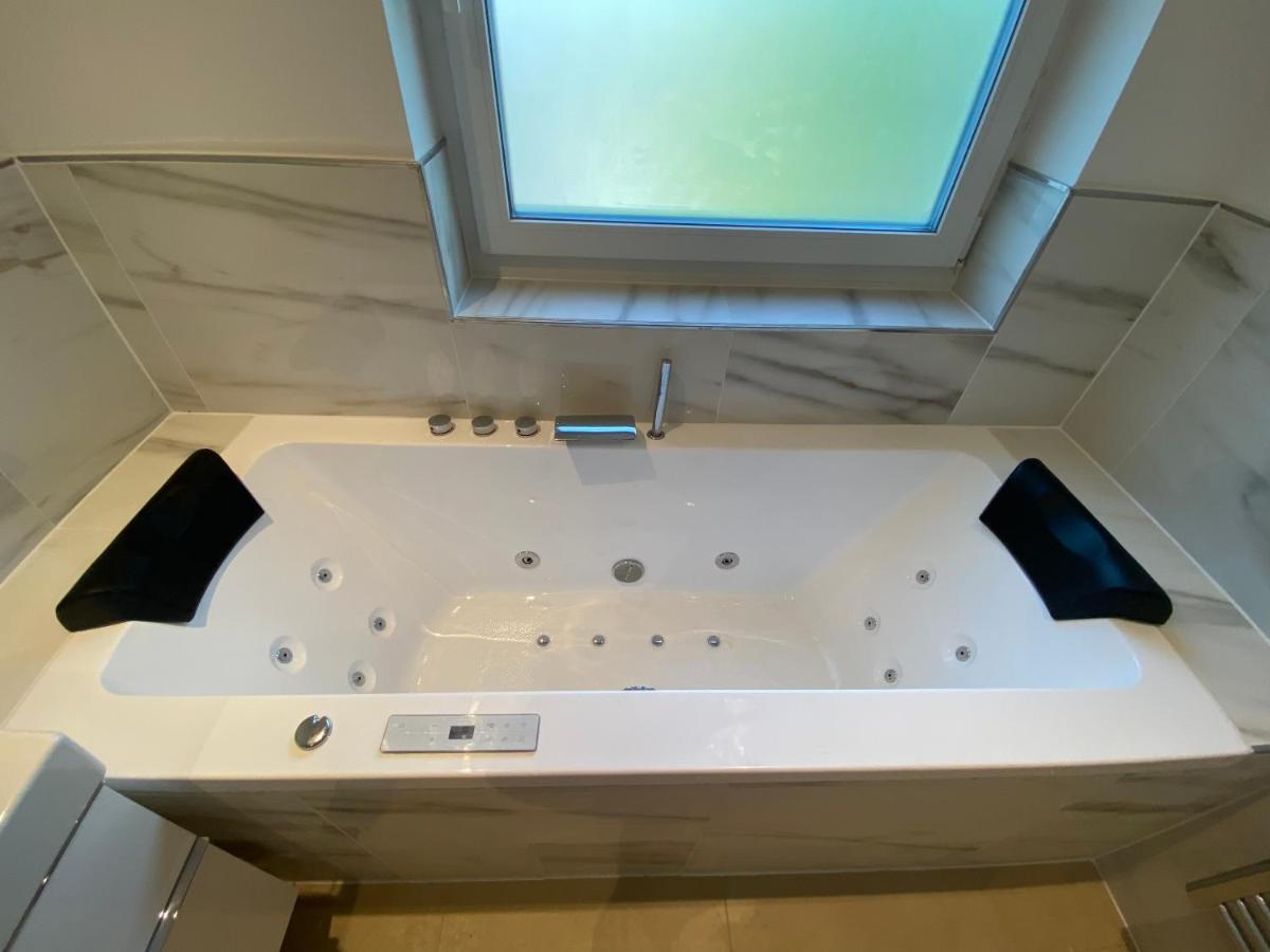 Luxury Apartment With Air Conditioning & Jaccuzzi Near Frankfurt Wiesbaden Hofheim Exterior foto