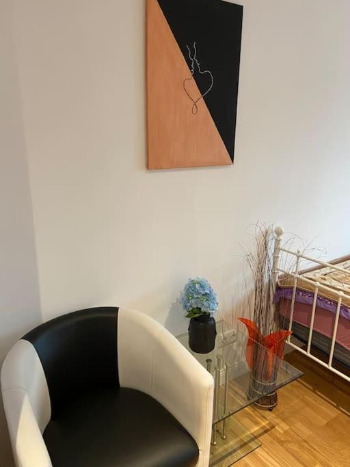 Luxury Apartment With Air Conditioning & Jaccuzzi Near Frankfurt Wiesbaden Hofheim Exterior foto